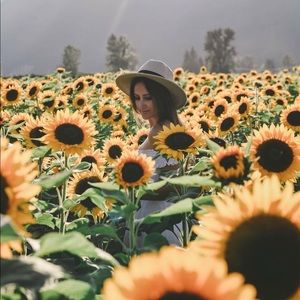 Meet your Posher, Claudia